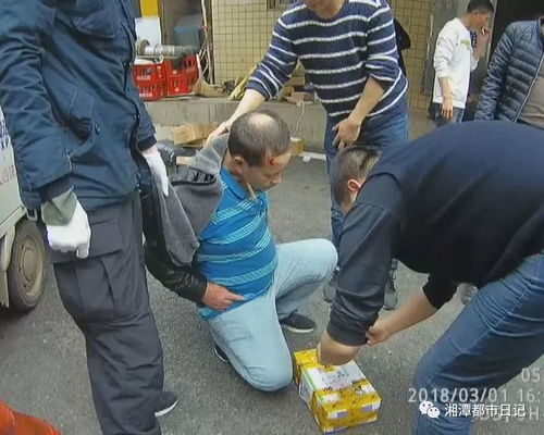 男子运800万现金卷款逃跑