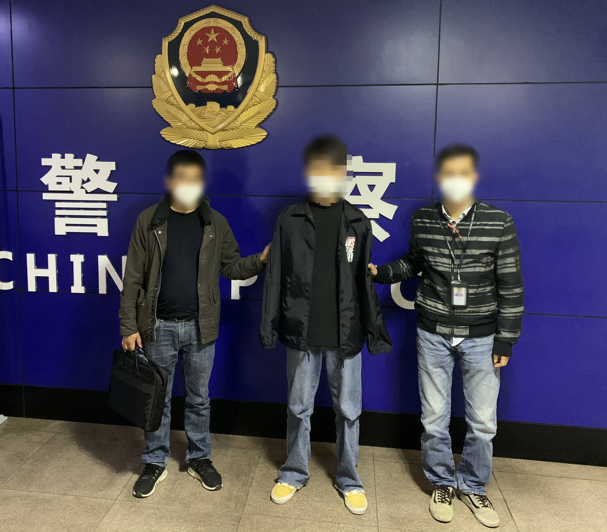 男子遭诈骗，17万买假毒品，警方发现制贩假毒品网络