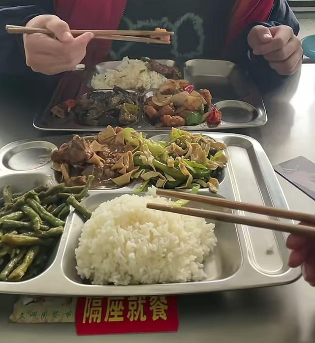 儿子在校用餐费用高昂，妈妈心疼落泪