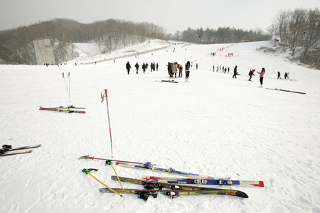 滑雪场从厕所接水给游客喝，旅游场所卫生条件质疑，滑雪场管理方责任，游客权益保护，解决方案探讨