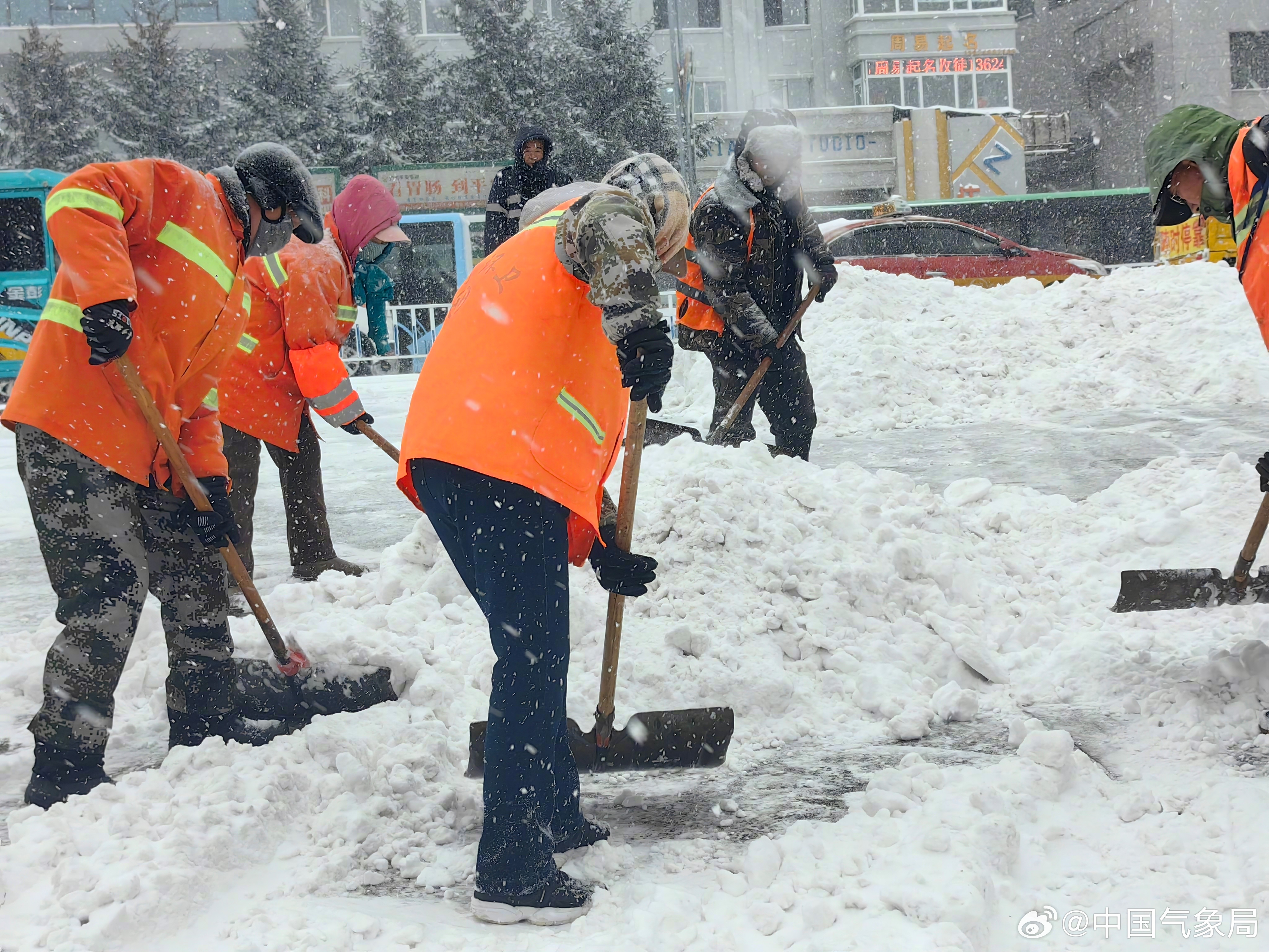 黑龙江鹤岗破纪录降雪，雪域城市的挑战与机遇