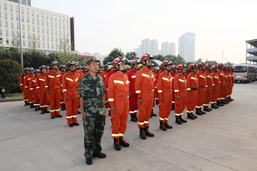 山东消防指战员战备状态，守护平安的坚强屏障