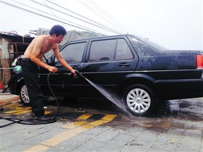 央视揭示洗车场盗取地下水现象，水资源滥用问题浮出水面