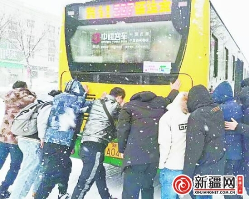 鹤岗破纪录暴雪，乘客雪中推公交的壮观景象