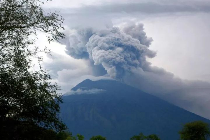 印尼火山喷发后的中国游客滞留危机，应对与反思