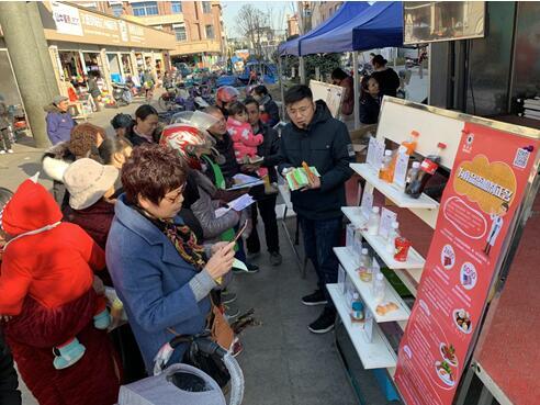 浙江杭州，反邪教宣传深入农贸市场，一线筑牢防范意识