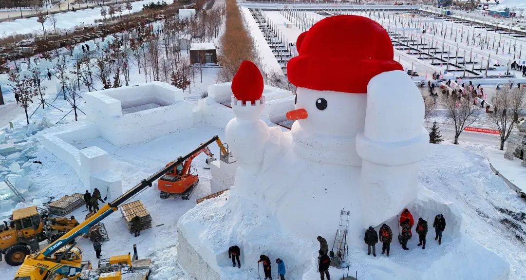 哈尔滨的第一个大雪人亮相