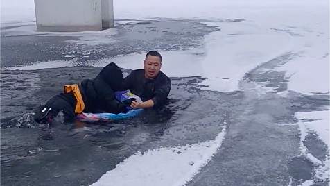 退伍军人跳桥救人，冻得通红