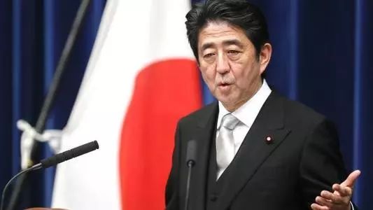 日本首相餐桌形象引争议，网民表达不满情绪