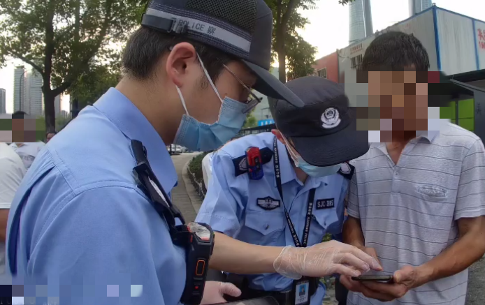 民警羽绒服遮手铐，职业素养与人性化关怀的典范表现