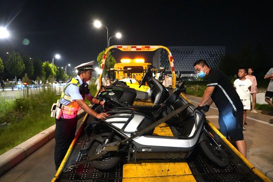 精神小伙炸街飙车，摆拍车祸视频