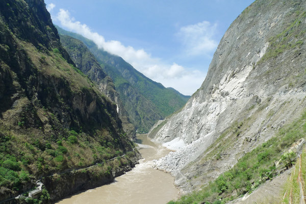 景区回应李现在虎跳峡举国旗